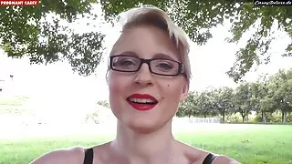 Stepbro un māsa ir liels gailis uz lielās gultas
