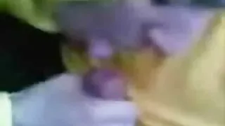 Griboša Mamma briketes incītis par pusaudžu skaistums un fucks viņas ar tievu dildo