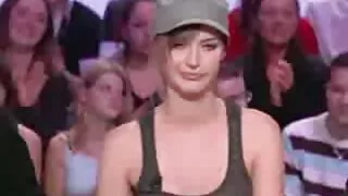Meitenes piekrīt anal fuck ar izskatīgu puiši