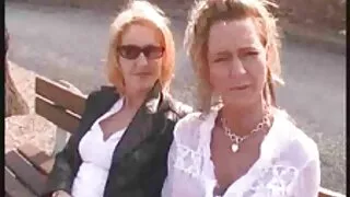 Jauns vīrietis ar brillēm fucks un saņem cum, maksts