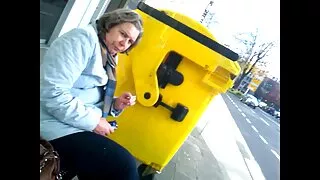 Nobriedis mamma virtuvē lekt uz dēla jauno gailis