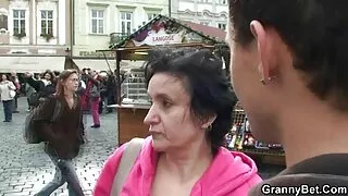 Pēc tam, kad Masturbācija, Krievijas fucks ass ar diviem vīriešiem un saņem spermu uz viņas seju