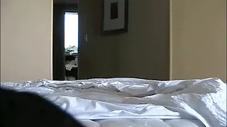 Jaunais pāris mīlēties skaisti uz virtuves krēsla