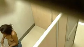 Rudmate meitene ar dildo fucks viņas draudzenes džakuzi