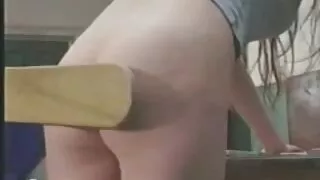Jaunais puisis ar lielu locekli fucks meitene uz masāžu