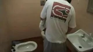 Brunete izplatās viņas kājas priekšā jaunais puisis sēž uz krēsla