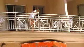 Sekss ar jauno saimnieci prieks puisis ar dažādiem rada