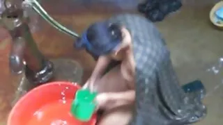 Jauns vīrietis drāž sievieti masiere uz galda