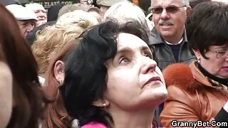 Cilvēks aicina Milf, dod viņiem masāžu un pēc tam izdrāž