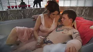 Puisis fucked salds sieviete visās slotos, lai piepildītu savu muti ar spermu