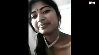 Skinn Bruna bruneti ar mazām krūtīm mīl karstā fuck