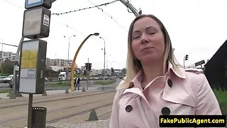 Meitene jauku drēbes maigi fucked viņas draugs