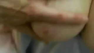 Nobriedusi sieviete sucks un fucks ar savu partneri