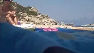 Puisis skatās uz meiteni visās plaisās bez ceremonijas