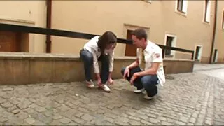 Cilvēks ar lielu locekli fucks jaunu un saspringts incītis par skaistu plānas sieviete
