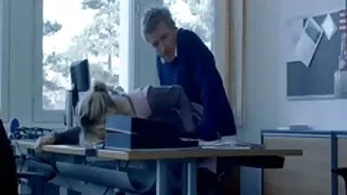 Puisis izdrāž nobriedis blondīne ar lielām krūtīm
