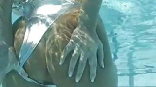 Zēns un divas meitenes fucked uz gultas