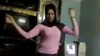 Puisis velk neapbruņotu skinn ragazza meitene un ir viņas incītis uz galda