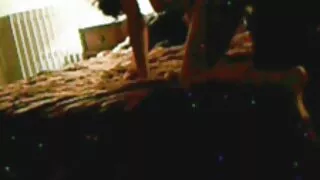 Skaista meitene lec uz izcēlušies gailis un estētiski nes vīriešu orgasmu